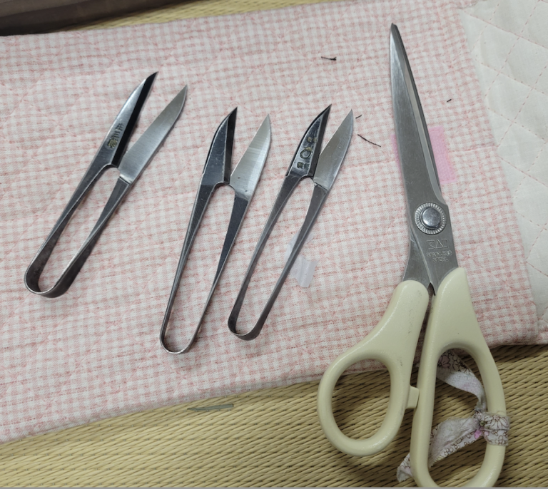 ステンの裁ち鋏と糸切りハサミ