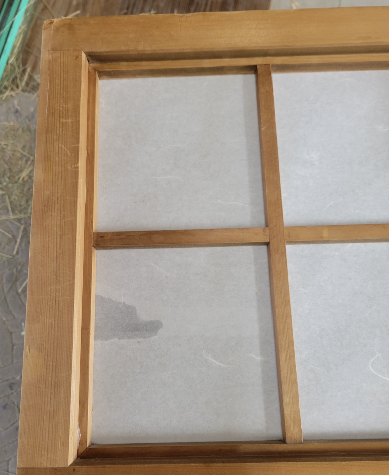 ワーロンに粘着テープで貼った部分を剥がしたら表面が剥がれた