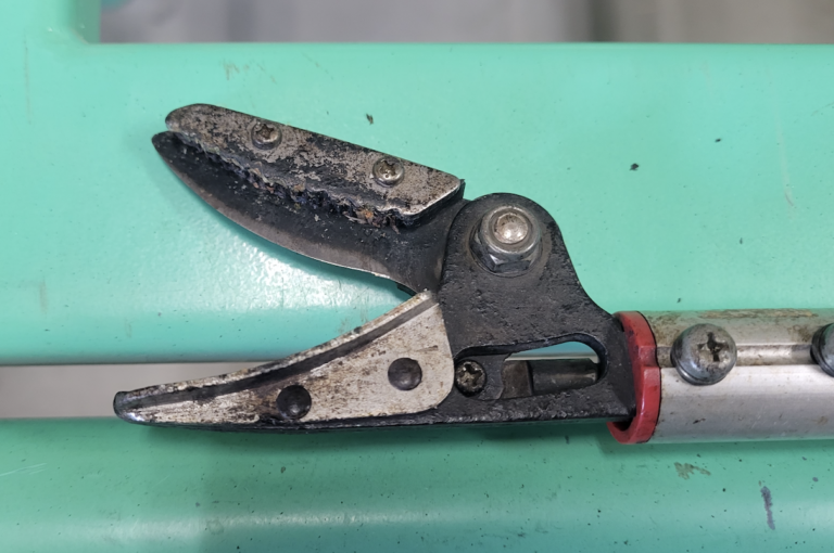 汚れの溜まった高枝切り鋏