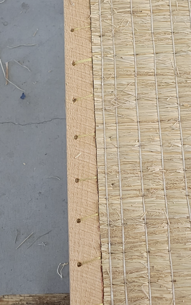 板を縫い付ける時に少し畳の表面に切れ目を入れた施工