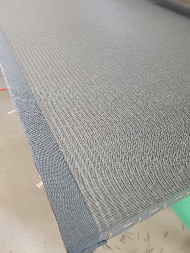 清流墨染色の畳表にストリーム畳縁No.09