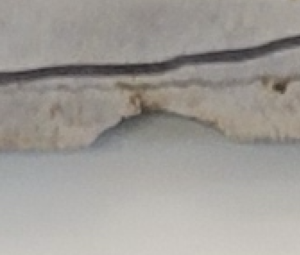 包丁の欠けた部分の頂点あたりに亀裂がありサビが始まっている。