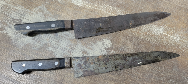 汚れとサビと欠けのある包丁