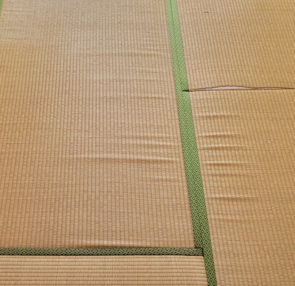 畳表の縦糸をボンド等で止めてないので、糸が緩んでしまった画像