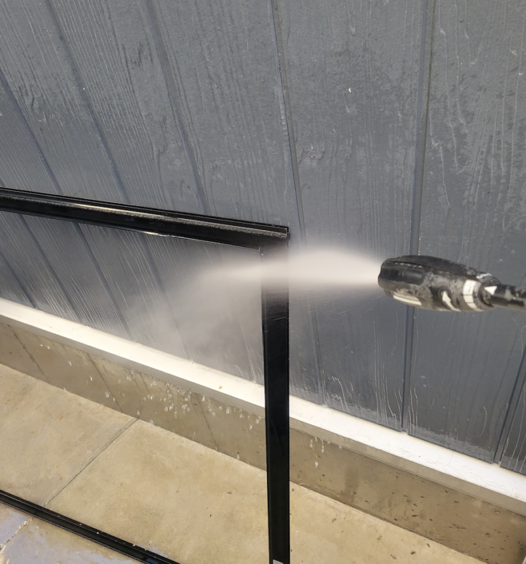 網戸、高圧洗浄で溝の中など洗浄中