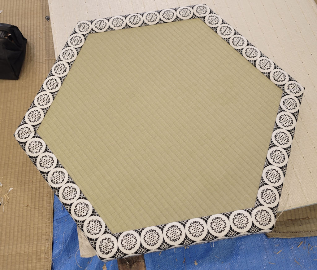 六角形の畳完成
上から角の部分の紋縁は丸。