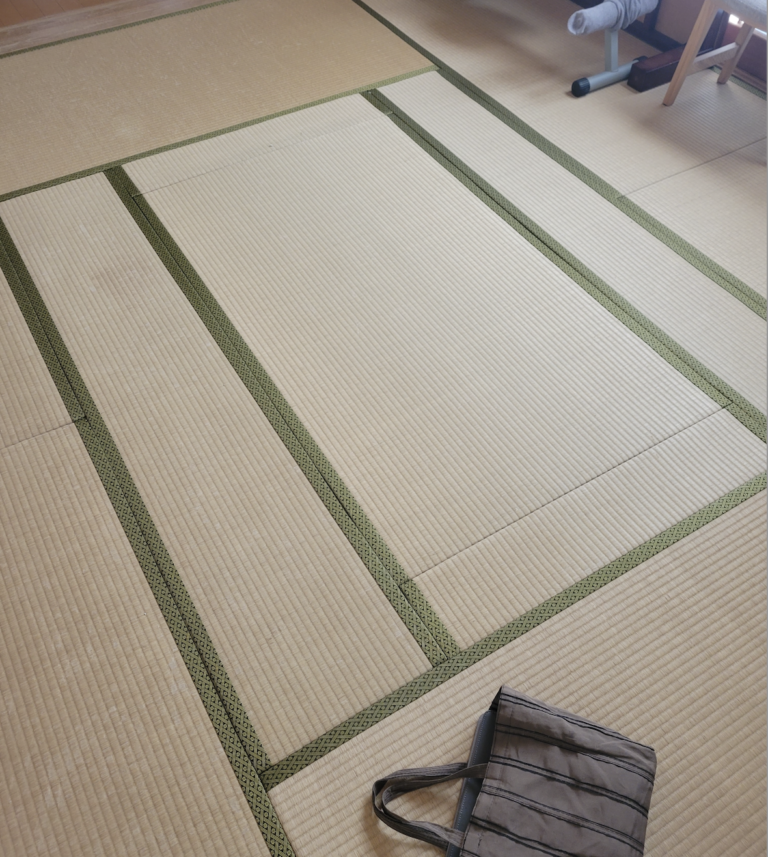 ８畳の真ん中に炬燵なので、細かい畳