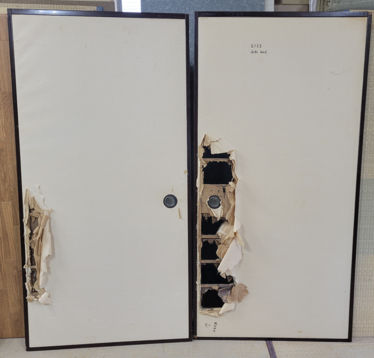 穴の空いた襖　表面