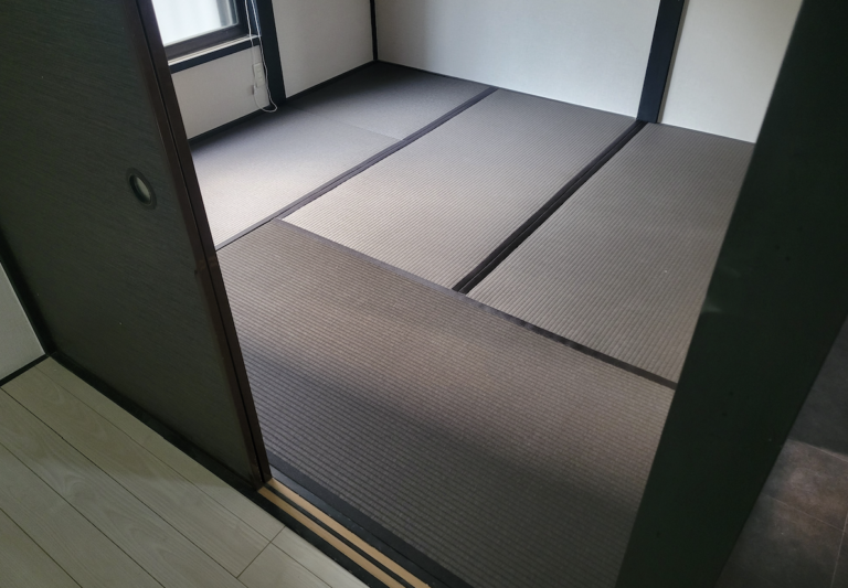 栗色の畳表と畳縁でスタイリッシュ
