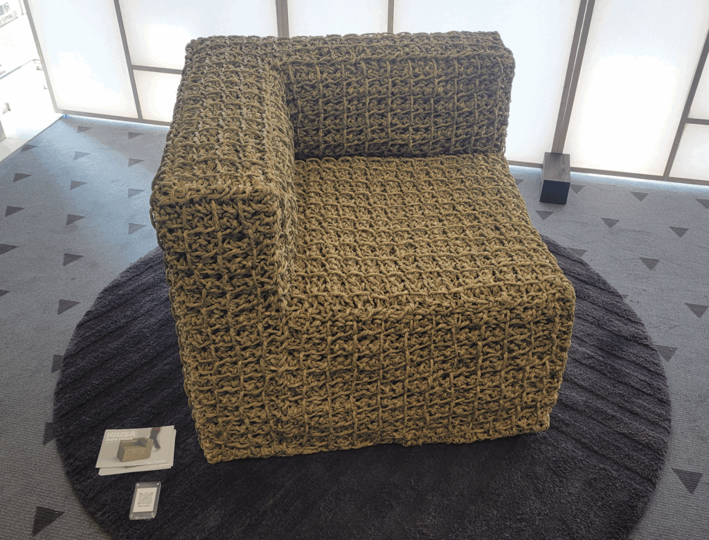 い草の縄で編んだカバーで包まれた椅子