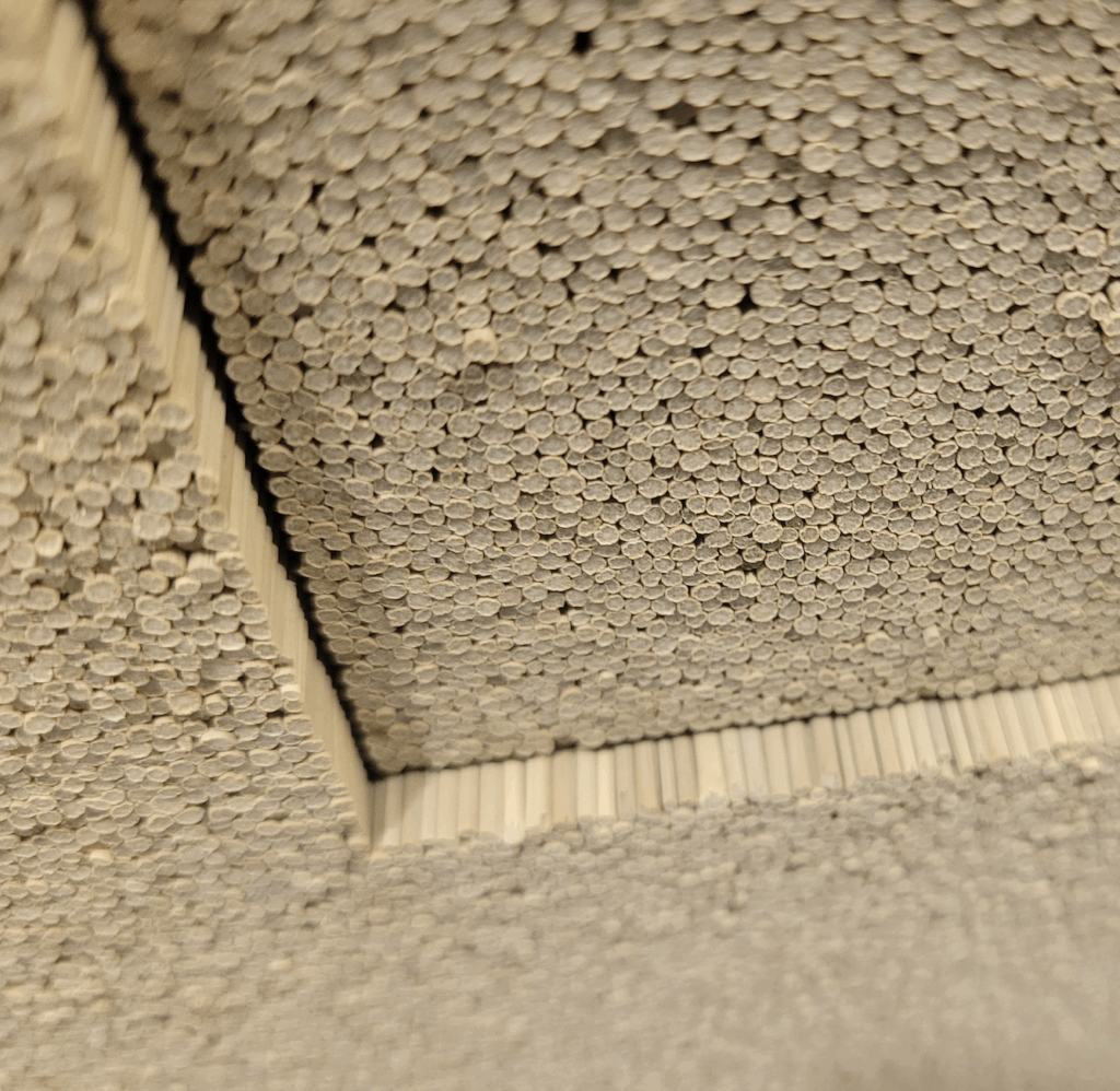 い草の断面を並べた壁面アートの拡大画像