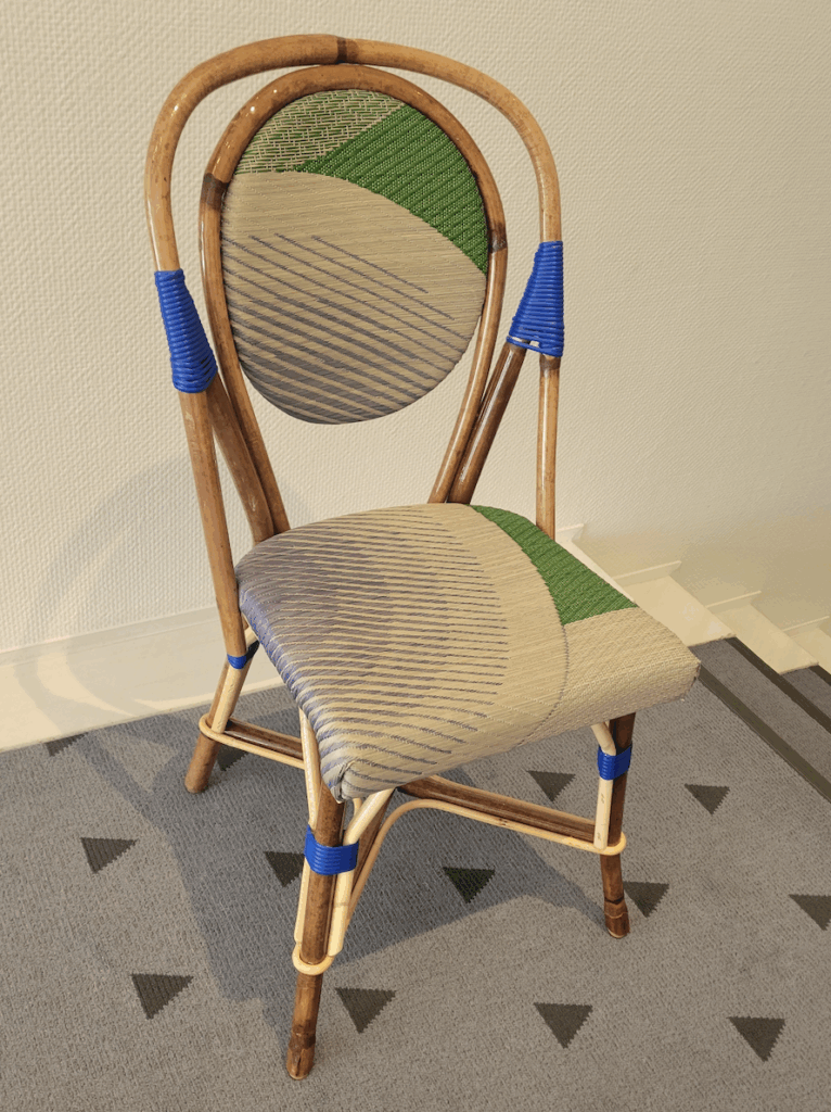 クッション面を畳表素材で包んだ椅子