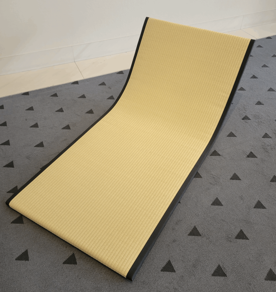 足の伸ばせる畳のラウンジ座椅子？