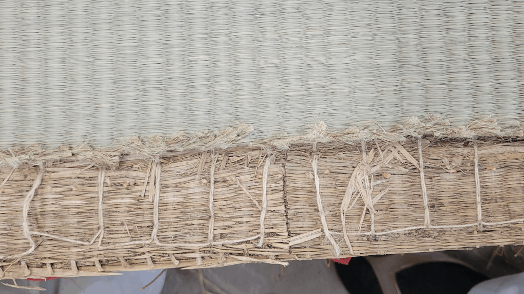 一緒に縫い込まれている口ゴザは琉球表の様なので比較画像