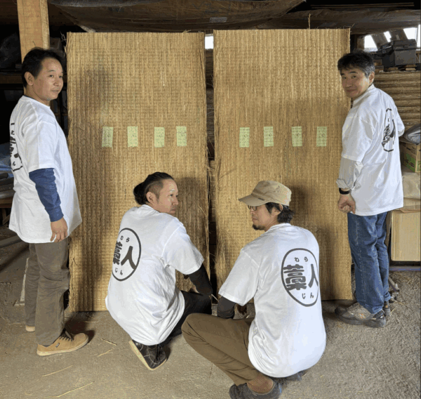 藁人のTシャツをきて４人で作った畳の前でパチリ