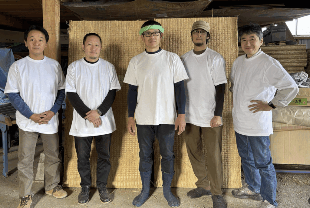 真ん中の佐々木社長と藁床研修に伺った４人