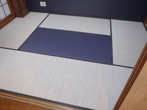真ん中の畳は壁のアクセントカラーに合わせた1本縁施工
