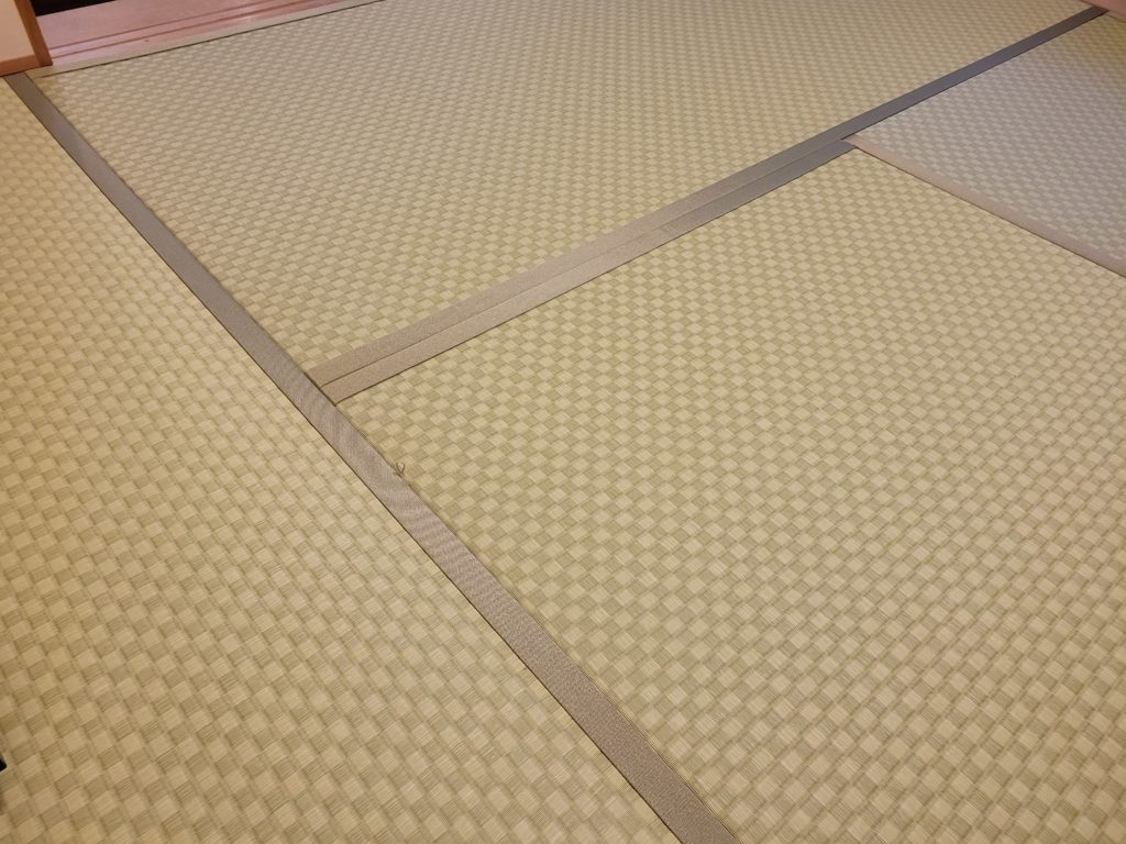 堀こたつなので一部に持ち手となる糸を出しておきました。