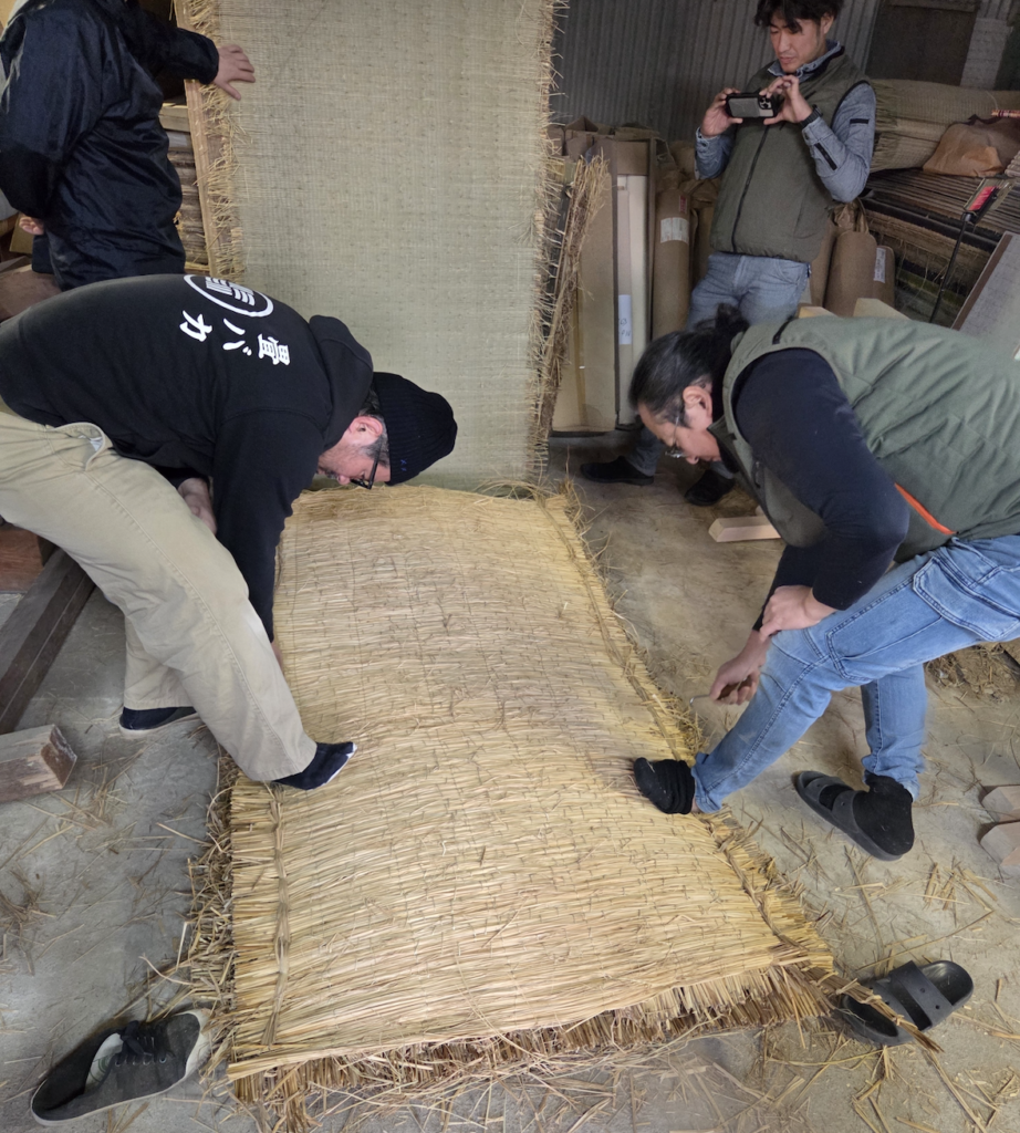 口縫い部分から締めていく