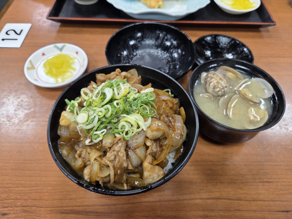 スタミナ丼セット　貝汁