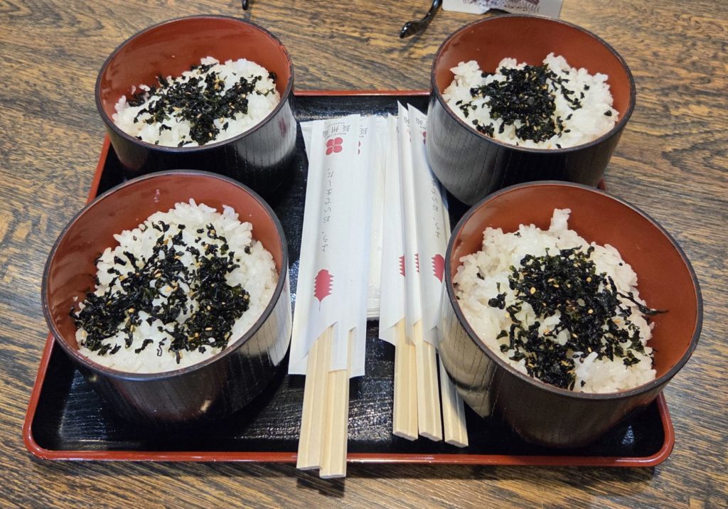 しそわかめが乗っかったご飯