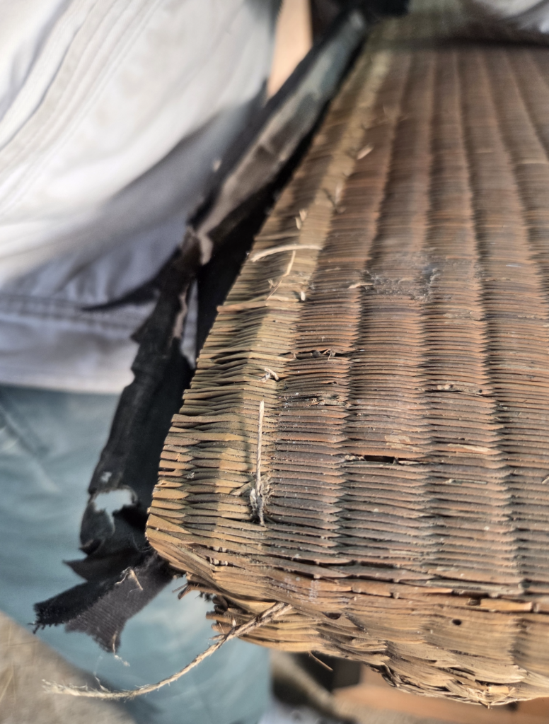 古表の畳表の畳縁の下は織の違う部分が