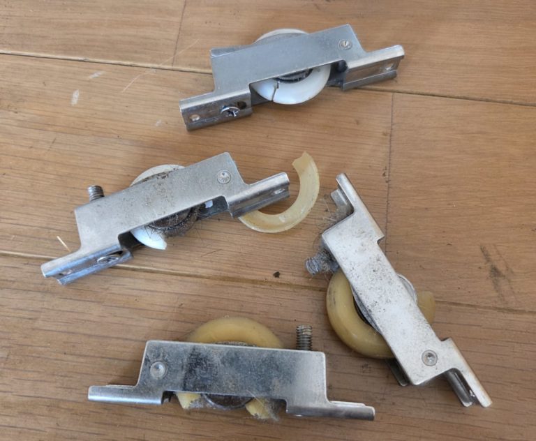 戸車が劣化して樹脂が割れている