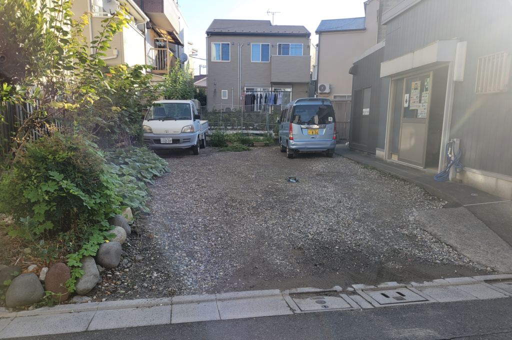 葉本畳店の駐車スペース砂利部分に頭から入ってもらうと出入りしやすいです。